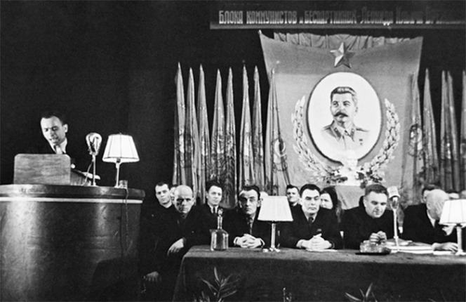 В президиуме собрания по выдвижению первого секретаря Днепропетровского обкома КПСС Леонида Брежнева (третий справа) кандидатом в депутаты Верховного Совета СССР. Днепропетровск, 20 марта 1946 г.