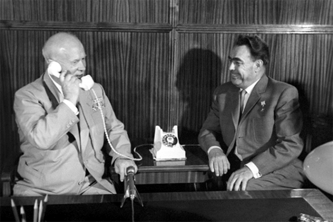 1-й секретарь ЦК КПСС Никита Сергеевич Хрущев (слева) и Председатель Президиума Верховного Совета СССР Леонид Ильич Брежнев. Москва, Кремль, 1962 г.