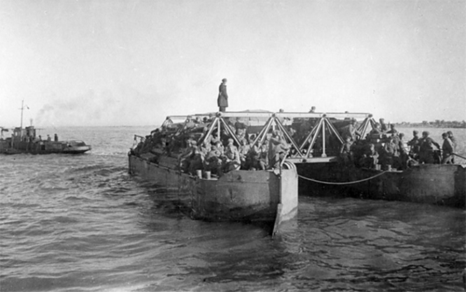 Керченско-Феодосийская десантная операция. Перевоз десанта на спаренных понтонах, отбитых у немцев, декабрь 1941 года.