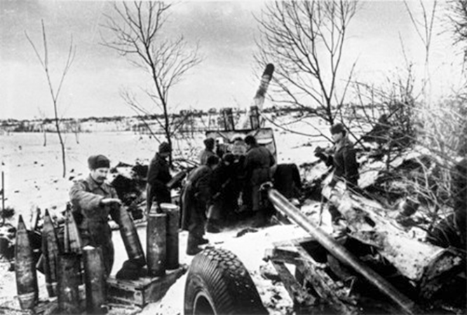 Тяжелое орудие ведет огонь по окруженной в районе корсунь-шевченковского  котла группировке противника. Фото А.Устинова.