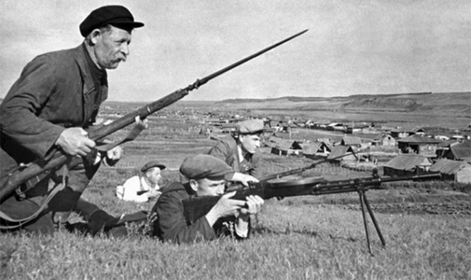 Осоавиахимовцы села Емельяново Красноярского края на тактических занятиях в поле. Июль 1941 г.