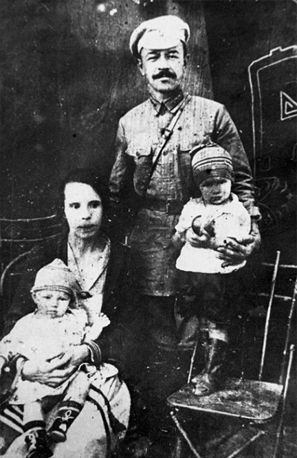 Семья Панфиловых в Средней Азии.