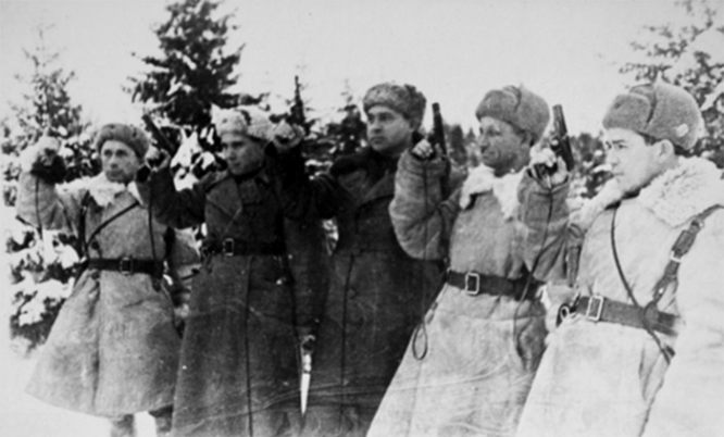 Салют бойцам, погибшим у разъезда Дубосеково.