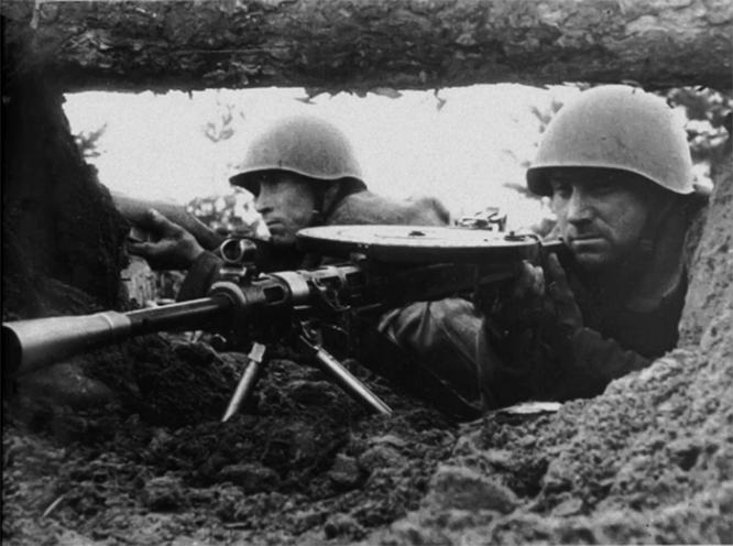 Советской солдат с ручным пулеметом Дегтярева.