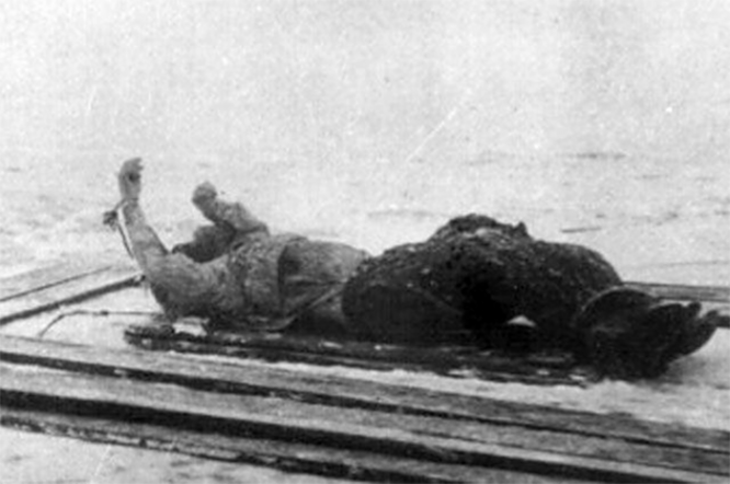 Тело Распутина, извлеченное из Малой Невки.