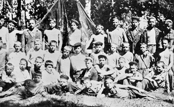 Воспитанники Ивановского детского дома. В центре А.Матросов.