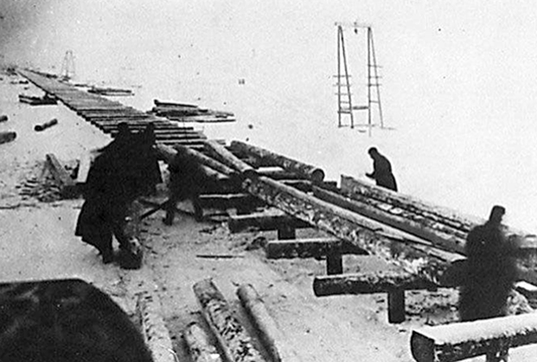 Укладка прогонов на участке 40-го ж. д. батальона.