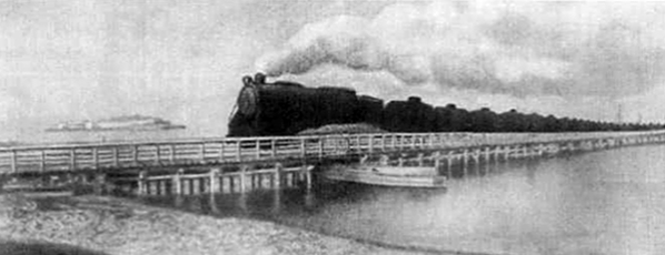 Движение поезда но высоководному мосту через Неву.