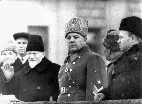 Маршал К.Е. Ворошилов и М.И. Калинин на трибуне во время парада 7 ноября 1941 года в городе Куйбышеве.