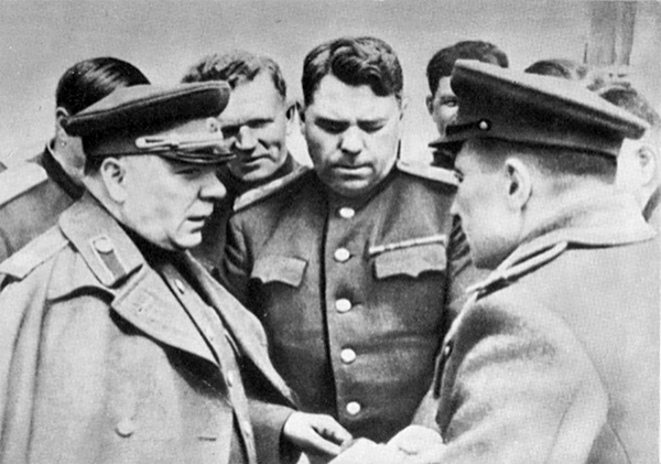 Маршал К.Е. Ворошилов и М.И. Калинин на трибуне во время парада 7 ноября 1941 года в городе Куйбышеве.