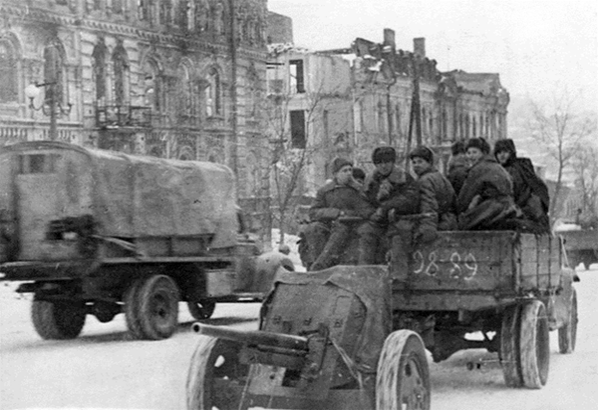 Красная Армия входит в город. Февраль 1943 г.