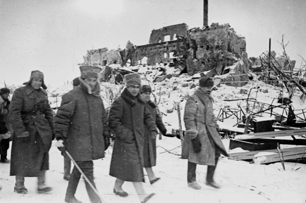 Командующий 62-й армией Сталинградского фронта генерал-лейтенант Василий Иванович Чуйков (с палкой) и член военного совета Сталинградского фронта генерал-лейтенант Кузьма Акимович Гуров (по левую руку Чуйкова) в районе Сталинграда. 1943 г.