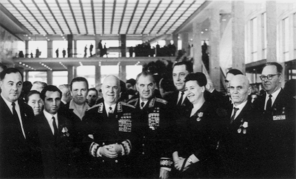 Торжественный приём в Кремлёвском Дворце съездов в честь 50-летия Октябрьской революции. Василий Иванович Чуйков рядом с Георгием Константиновичем Жуковым. 1967 г.