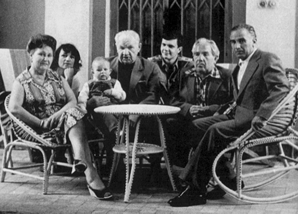 Василий Чуйков с семьей