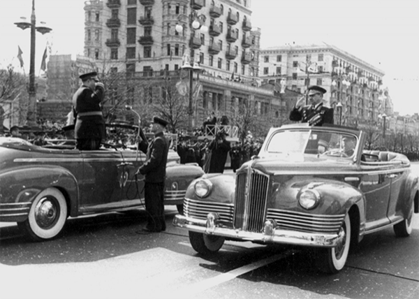 После войны Василий Иванович командовал Киевским военным округом. На фото В. И. Чуйков принимает парад в Киеве