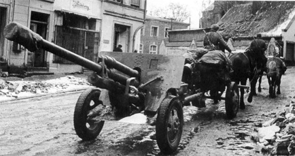 Пушка ЗИС-3 на конной тяге