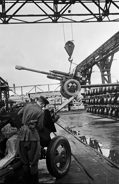 Отгрузка новых орудий ЗИС-3 на площадке военного завода