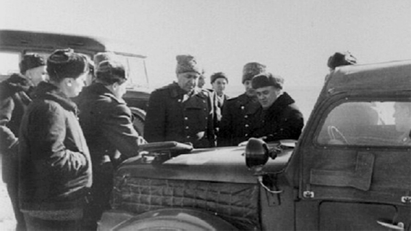 Георгий Шубников и Сергей Королев в кругу испытателей на полигоне Тюра-Там