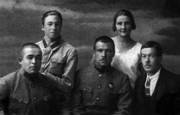 Братья Говоровы. Нижний ряд слева направо: Михаил, Леонид, Николай. Верхний ряд: Владимир и жена Леонида Лидия