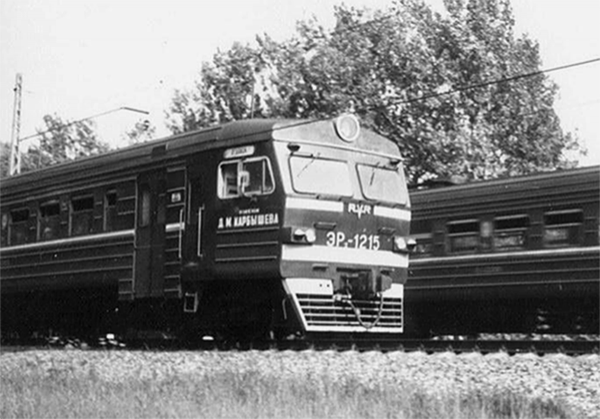 Электричка ЭР2-1215 имени Генерала Карбышева на перегоне Красногорская – Павшино Рижского направления. 1984 год. Фото М. Старостин.