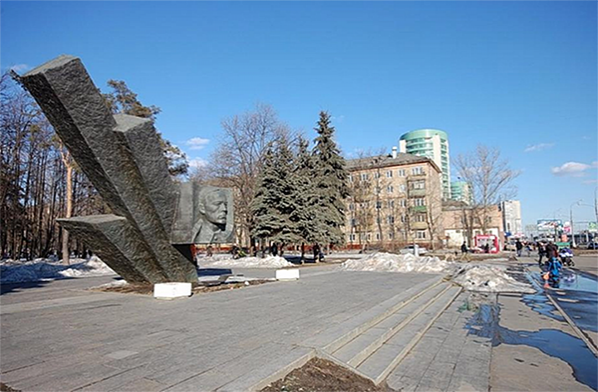 Памятник генералу Карбышеву в Москве