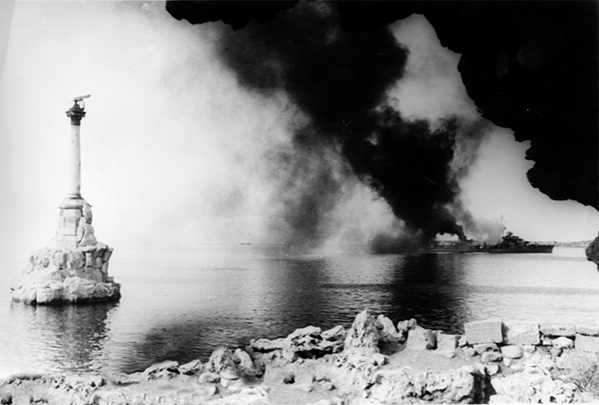 Эсминец «Сообразительный» в Севастопольской бухте. Слева – знаменитый «Памятник затопленным кораблям». Октябрь 1941 г.