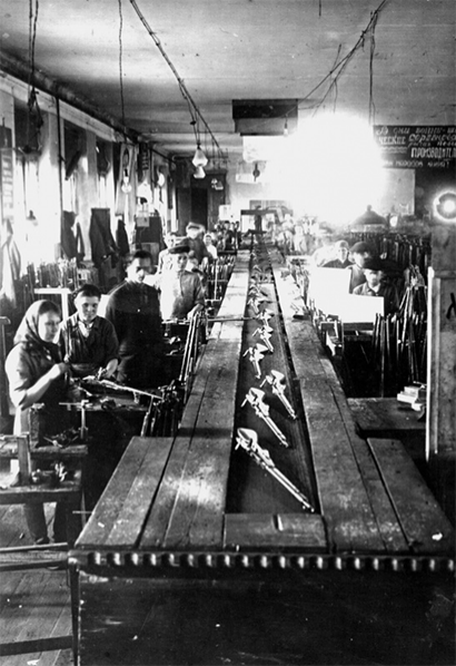 Сборка карабинов на Ижевском машиностроительном заводе. 1943 г.