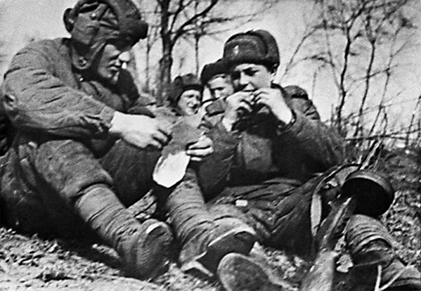 Перекур советских танкистов в минуты отдыха на берегу озера Балатон