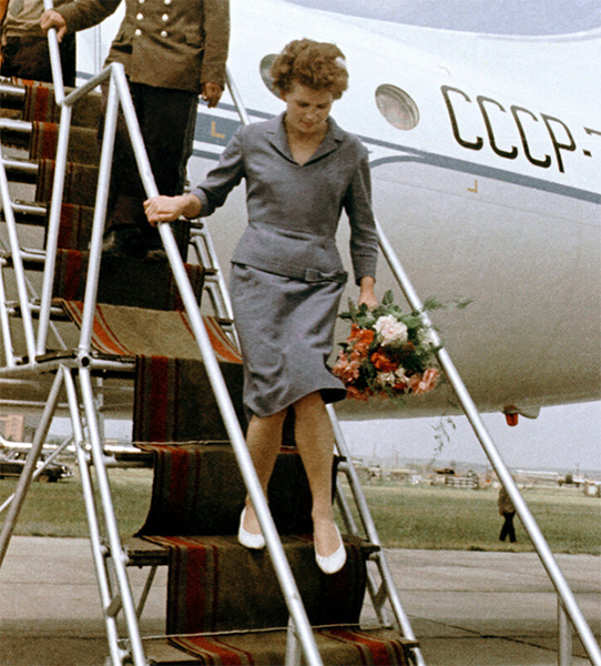 Первая женщина-космонавт Валентина Терешкова выходит из самолета во время торжественной встречи после космического полета. 20 июня 1963 г.