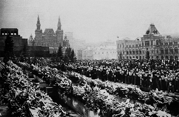 Горы венков у Мавзолея на Красной площади