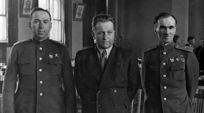 Организаторы создания Уральского добровольческого танкового корпуса: секретарь Свердловского обкома ВКП (б) В. М. Андрианов (в центре), генерал-лейтенант танковых войск Г. С. Родин (слева) и командующий войсками УрВО генерал-лейтенант А. В. Катков (справа), 1943 г.