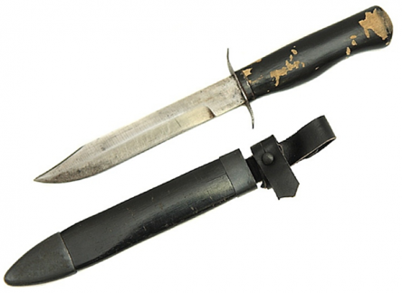 Вид ножей был неказист. Рукоять и ножны была из крашеной в черный цвет сосны, но качество оружейной стали было наилучшим