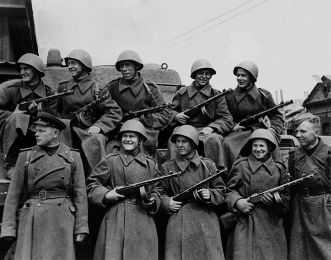 Уральцы-добровольцы отбывают на фронт. Город Свердловск, 1943 г.