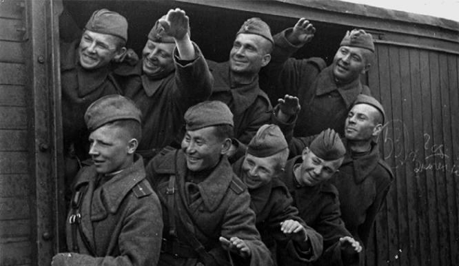 Уральцы-добровольцы отбывают на фронт. Город Свердловск, 1943 г.