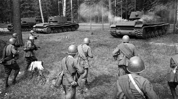 Советские тяжёлые танки КВ-1 выходят на позицию для атаки