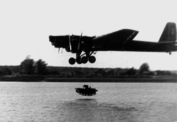 Десантирование плавающего танка Т-37