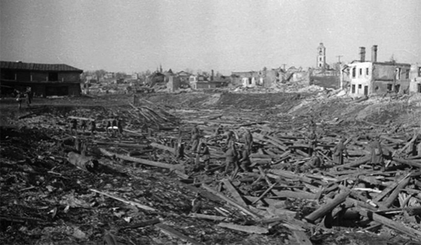 Городские руины Вязьмы после освобождения. Саперы Красной Армии разбирают завалы на реке от разрушенного моста. Весна 1943 г.