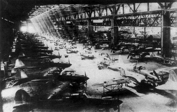 Производство штурмовиков Ил-2 на одном из авиазаводов в Куйбышеве, куда были эвакуированы около 40 предприятий авиапромышленности