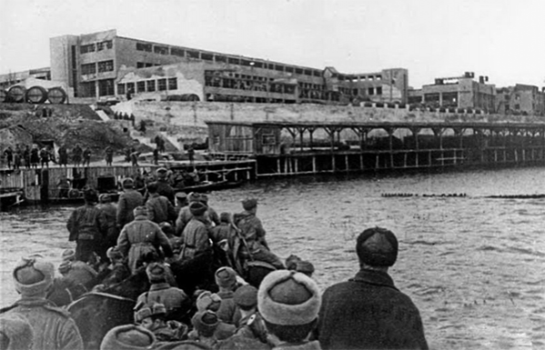 Советские войска форсируют Днепр в районе консервного комбината