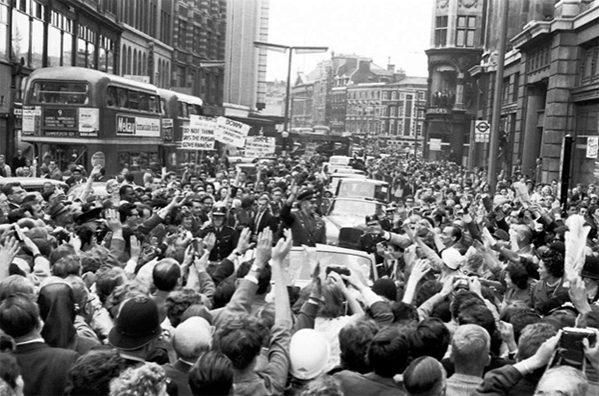 В Лондоне Юрий Гагарина приветсвовала восторженная толпа