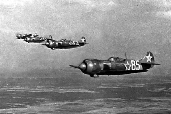 В небе легендарные истребители Ла-5