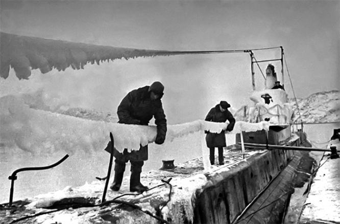 Советская подводная лодка типа «Щ» серии «X» Щ-403 в Полярном, декабрь 1942 г.