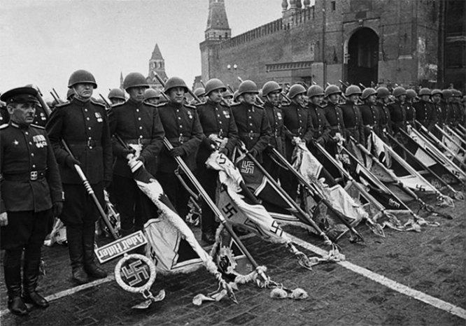 Знаменитый особый сводный батальон из 200 человек, бросавший к подножию Мавзолея знамена и штандарты вермахта, наполовину состоял из военнослужащих дивизии имени Ф. Э. Дзержинского