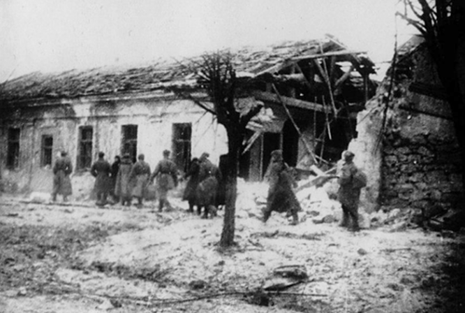 Красноармейцы на улицах освобожденного Николаева. Март 1944 г.
