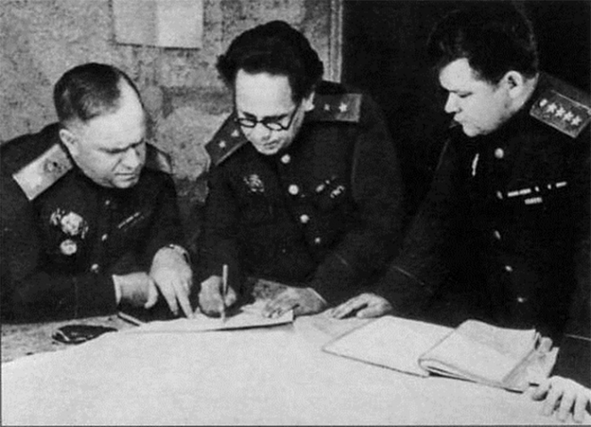 В штабе 1-го УФ. Представитель Ставки Г. К. Жуков, начальник штаба фронта А. Н. Боголюбов и командующий фронтом Н. Ф. Ватутин работают над планом новой операции
