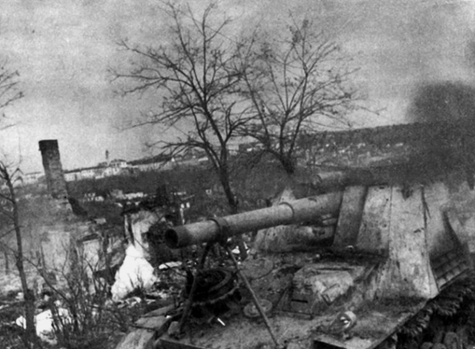 Немецкая 150-миллиметровая самоходная гаубица Hummel в районе Подзамче в Каменце-Подольском