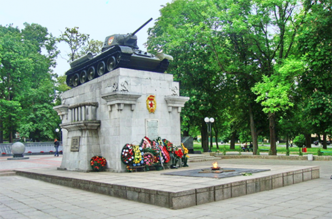 Вечный огонь в сквере Танкистов в Каменце-Подольском