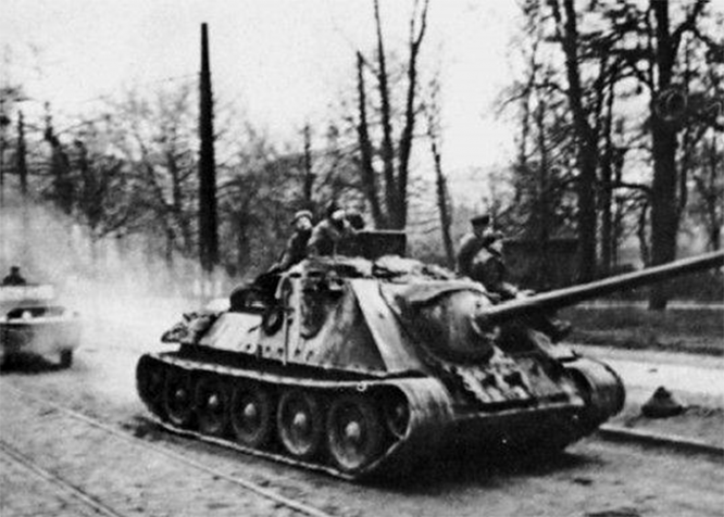 Самоходная установка СУ-85 на подступах к Гдыне