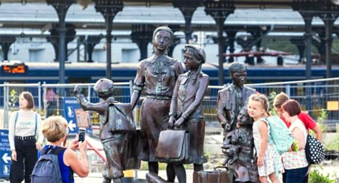 Памятник у железнодорожного вокзала в Гданьске