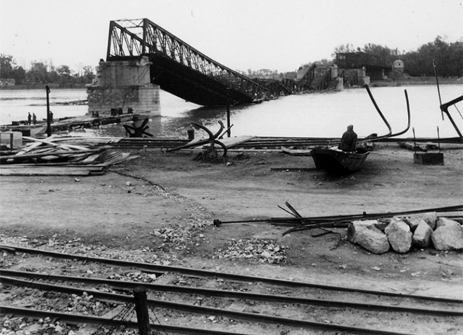Штефнов мост, разрушенный фашистами